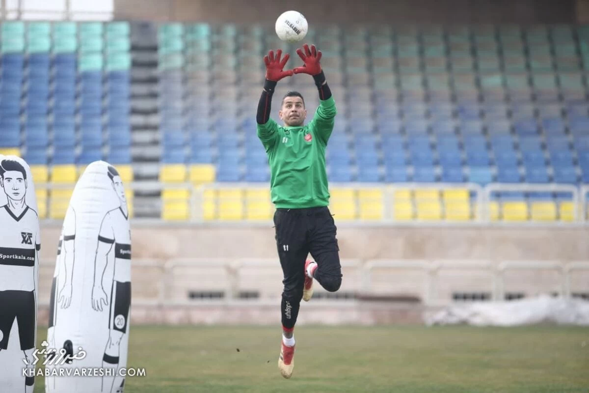 دروازه‌بان جنجالی سرانجام با پرسپولیس تمرین کرد