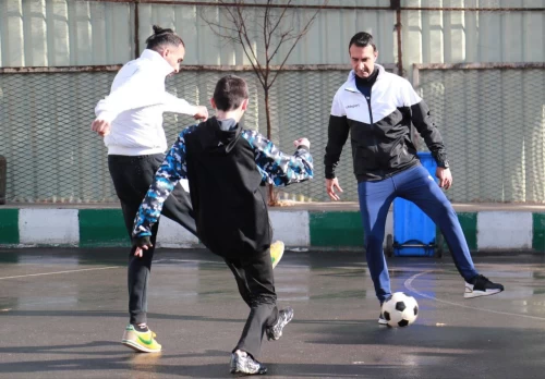 فوتبال عنایتی و شاگردانش با کودکان بی‌سرپرست (عکس)