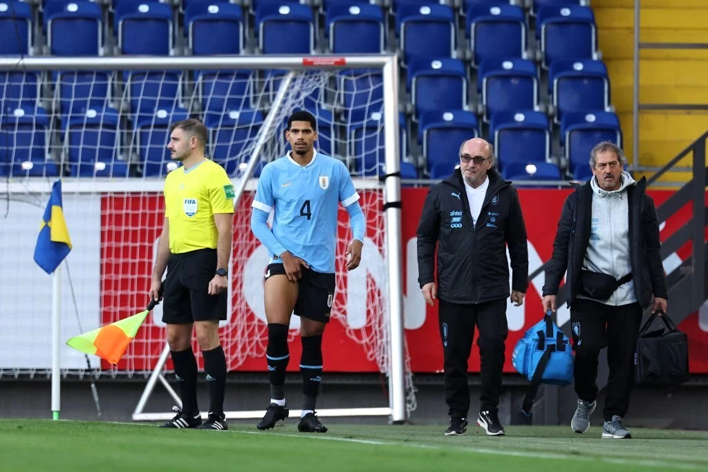 مصدومیت رونالد آرائوخو در بازی مقابل ایران؛ مدافع اروگوئه ای به بارسلونا باز می گردد