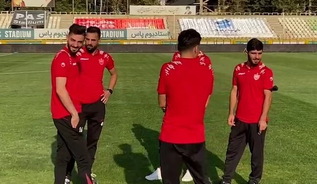 برخورد تند پرسپولیسی‌ها با اقدام عجیب گزارشگر/ تماشاگران سرخ‌ها پشت در ورزشگاه