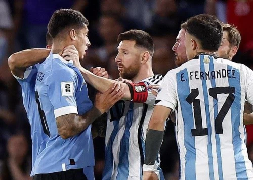 مسی بازیکن اروگوئه را ادب کرد (عکس)