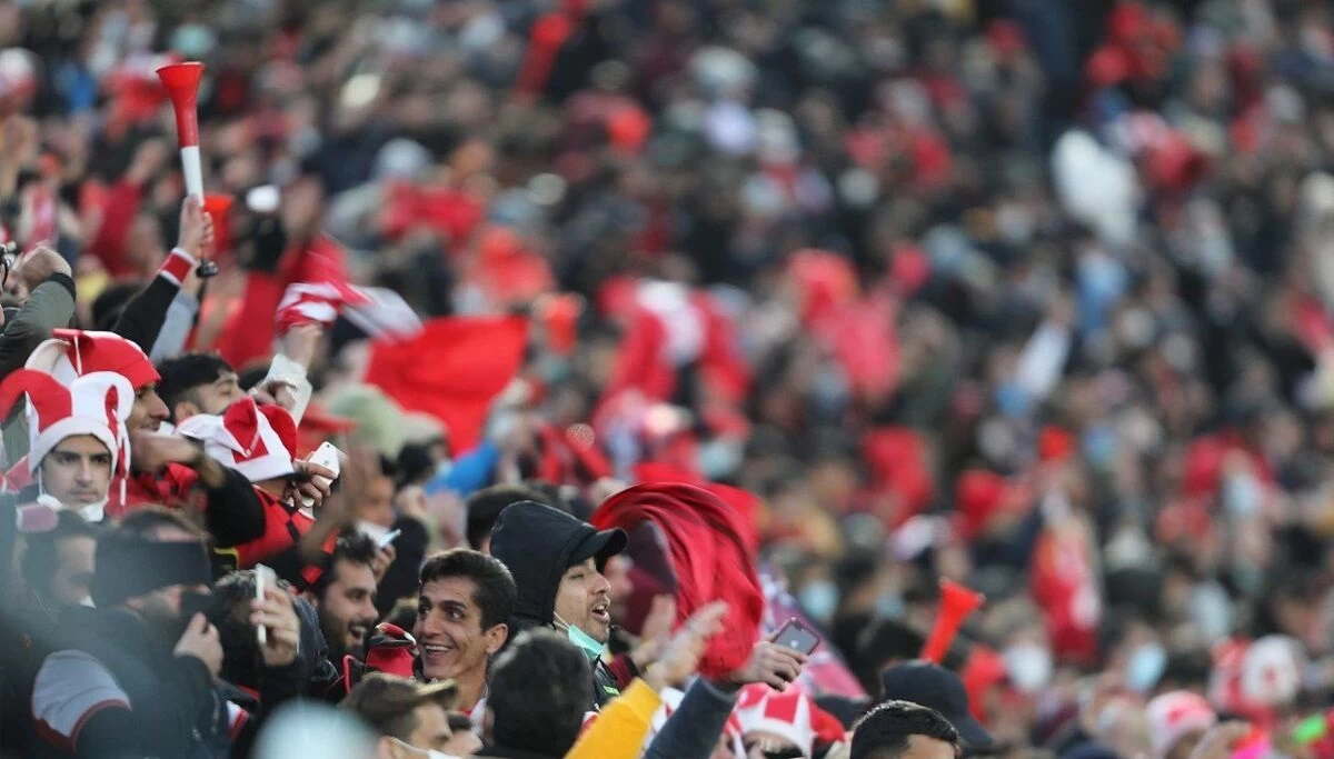 هواداران پرسپولیس قربانی سنگ اندازی های استادیومی