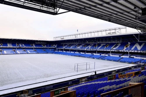 برف سنگین در انگلیس: ورزشگاه تیم لیگ برتری یخ زد!