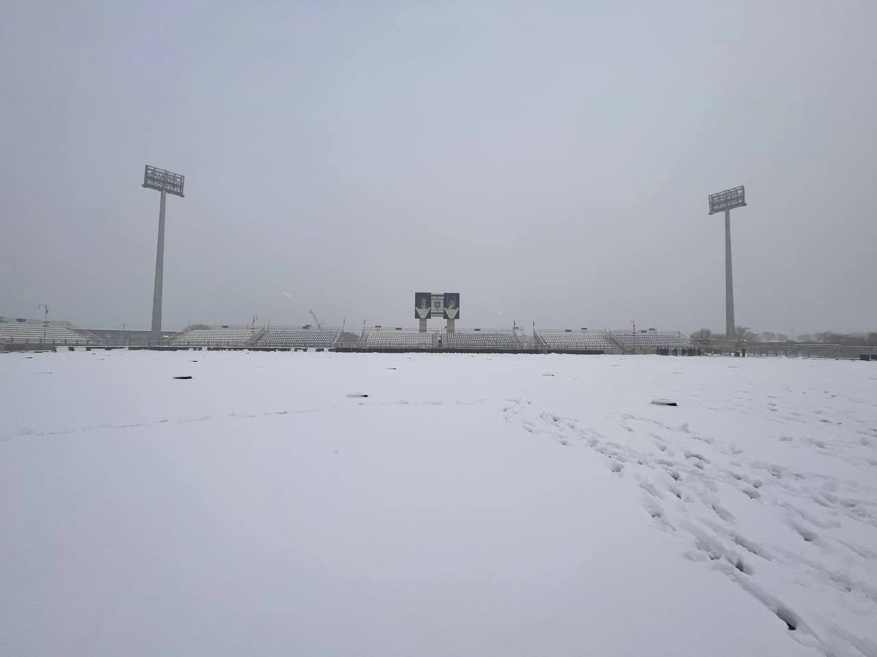 آغاز برف‌روبی در بنیان‌دیزل همزمان با بارش برف!