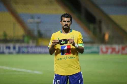 کاپیتان طالب و تقدیم گل به فوتبالیست فقید(عکس)